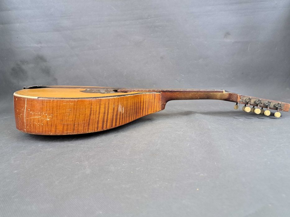 Stara mandolina intarsjowana masą perłową