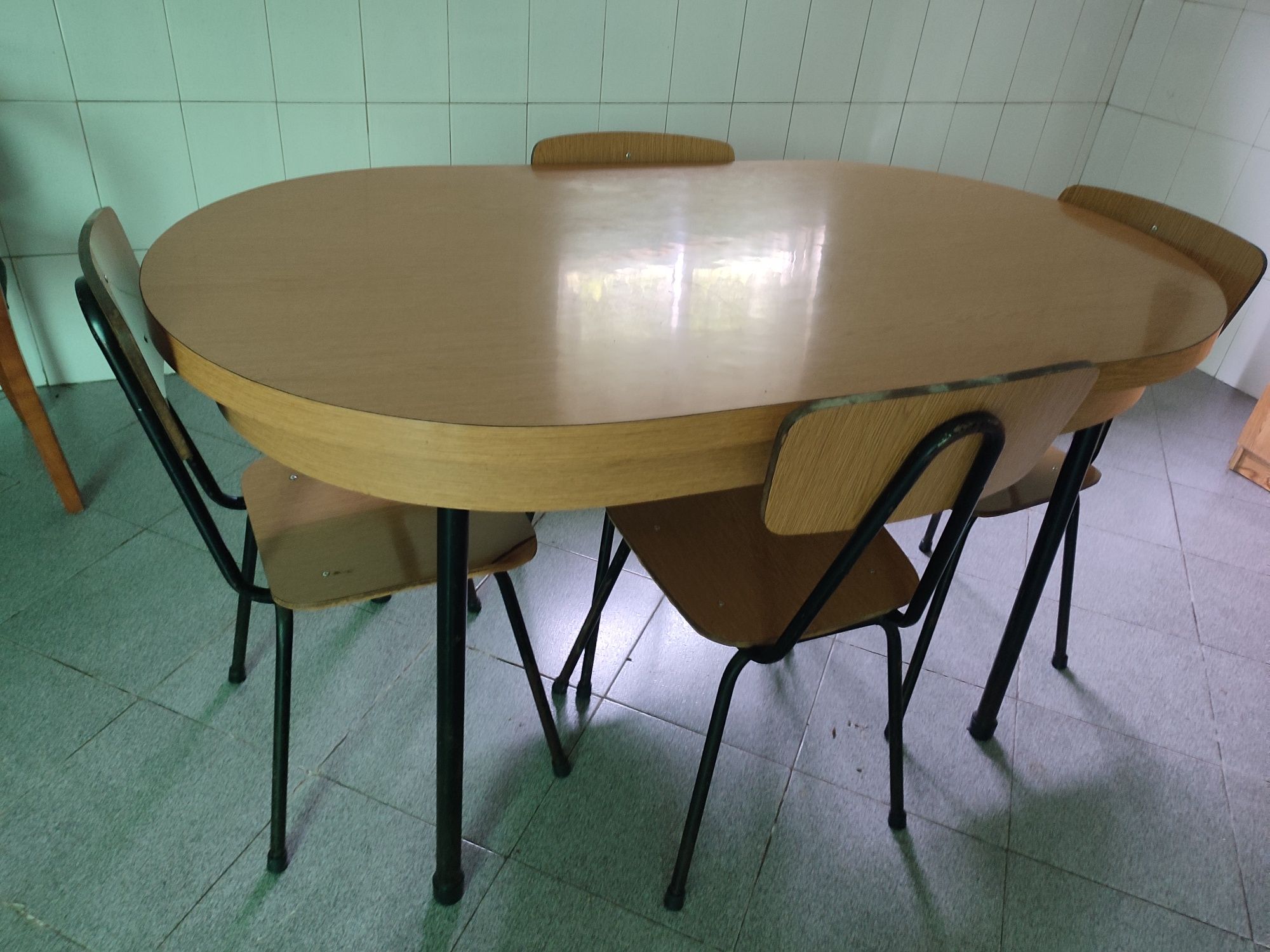 Mesa com 4 cadeiras