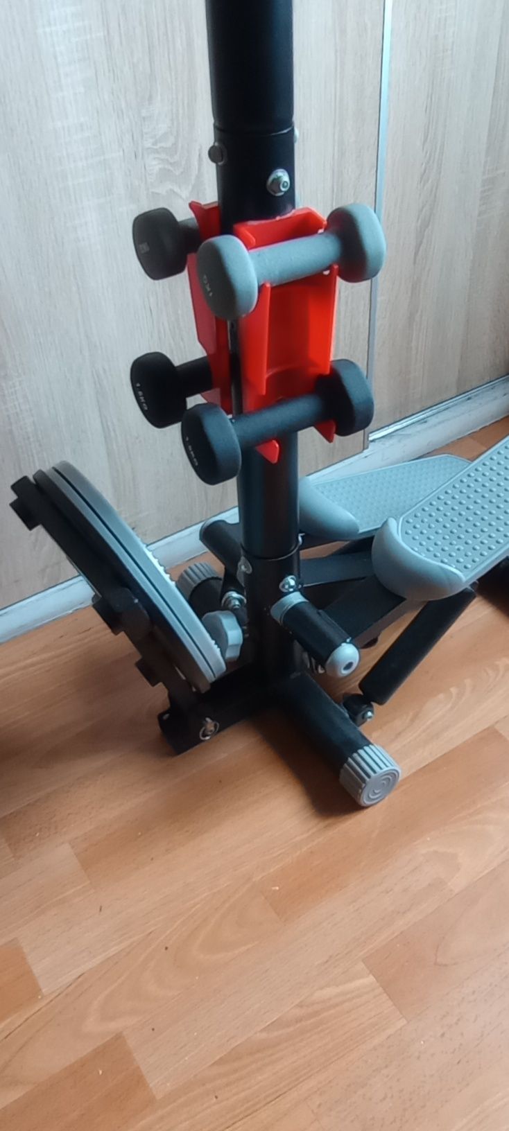 Stepper z hantlami i talerzem obrotowym.