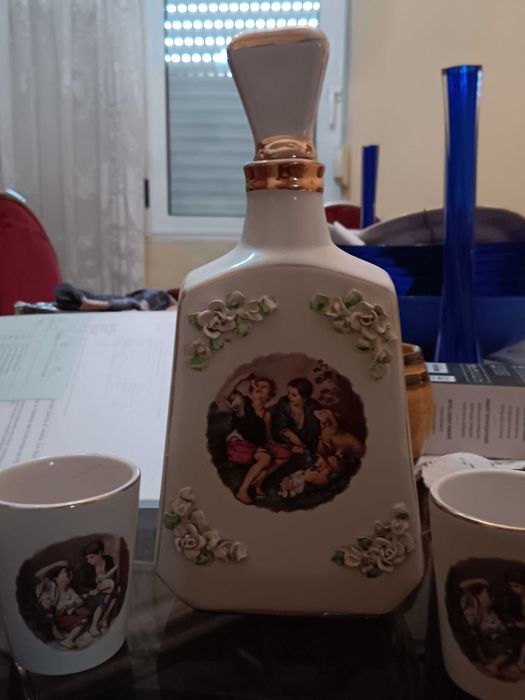 Antiga garrafa de licor em loiça