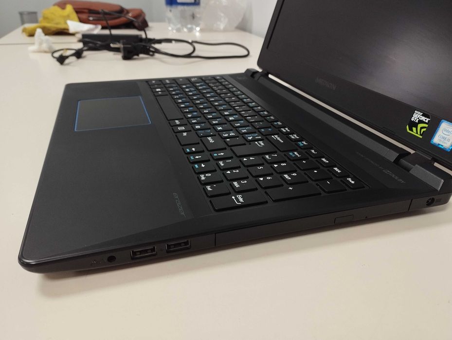Ігровий ноутбук Medion Erazer P6681 4 gb
