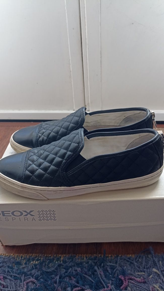 Sapatos Geox slip on em pele