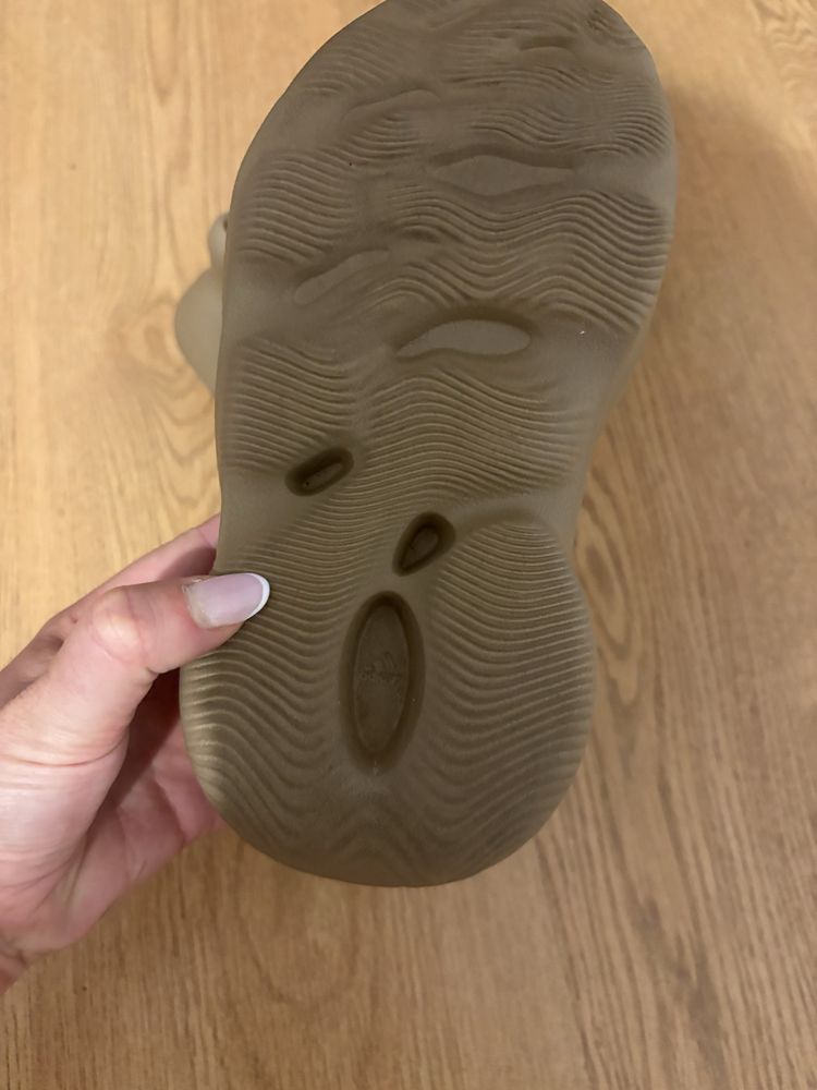 Adidas yeezy rnnr sand novas
