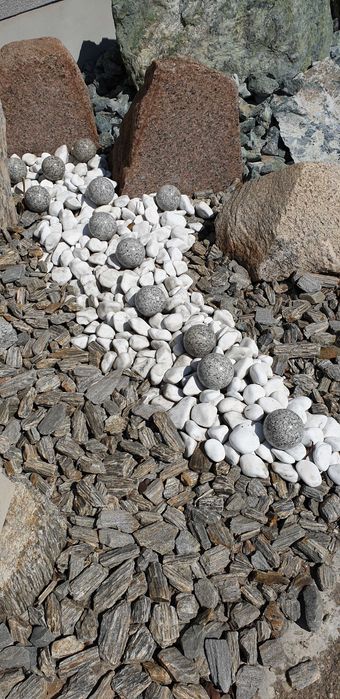 kulki z szarego kamienia