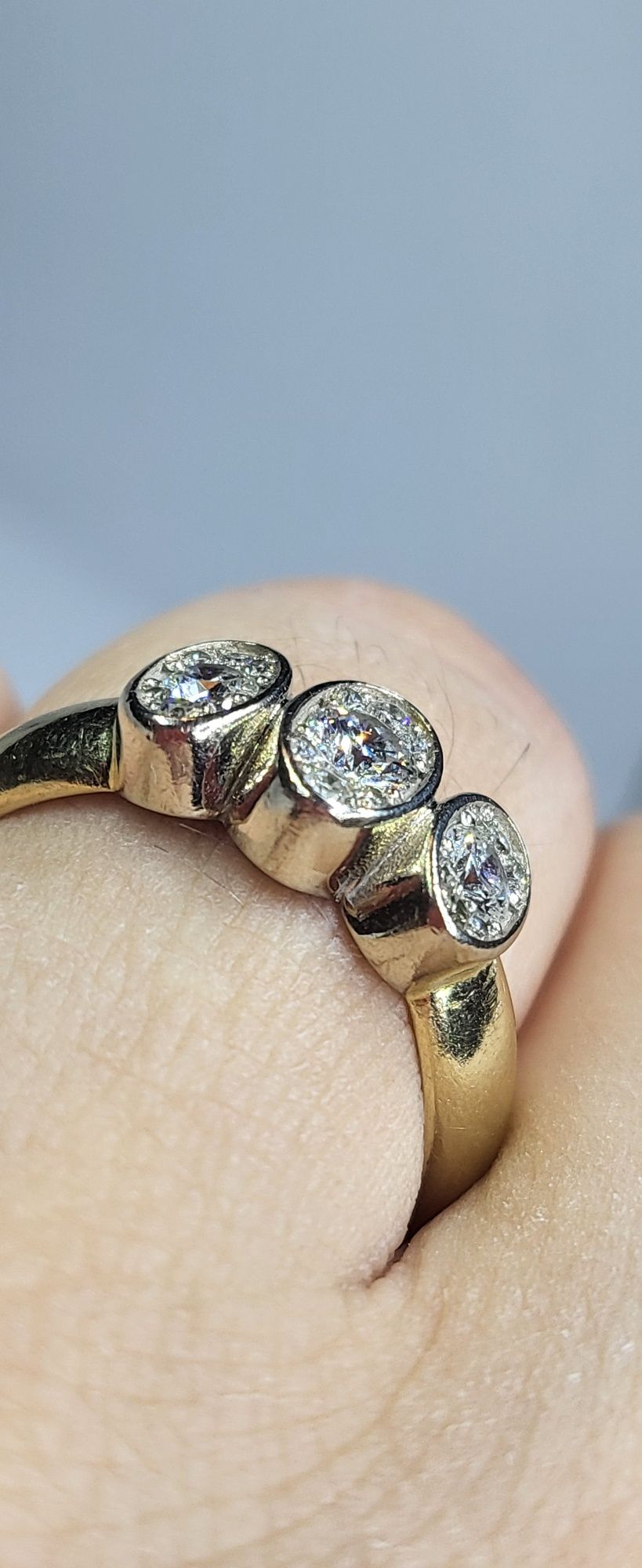Золотое кольцо с бриллиантами Яркие как Якуты