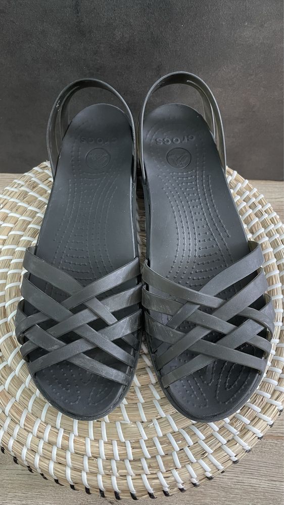 Crocs sandały na koturnie Huarache Mini Wedge W10 41/42