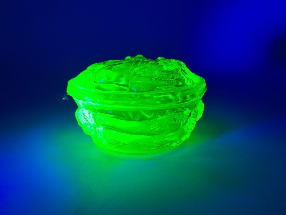 Piękne puzderko uranowe szkło inspirowane legendarnym Schlevogt