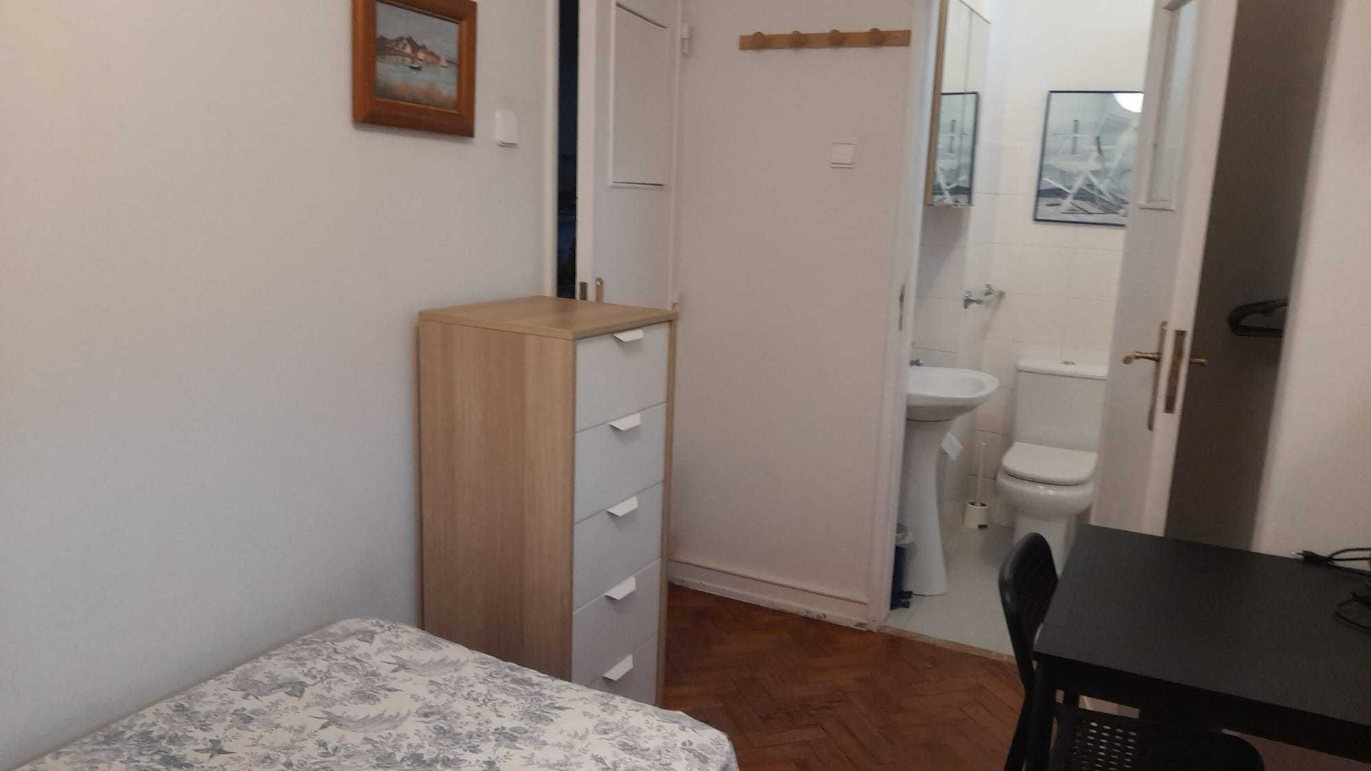 Quarto mobilado na Estrela