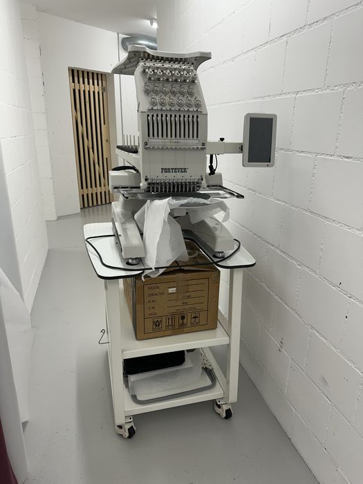 Maquina de bordar - 1 cabeça / 12 cores