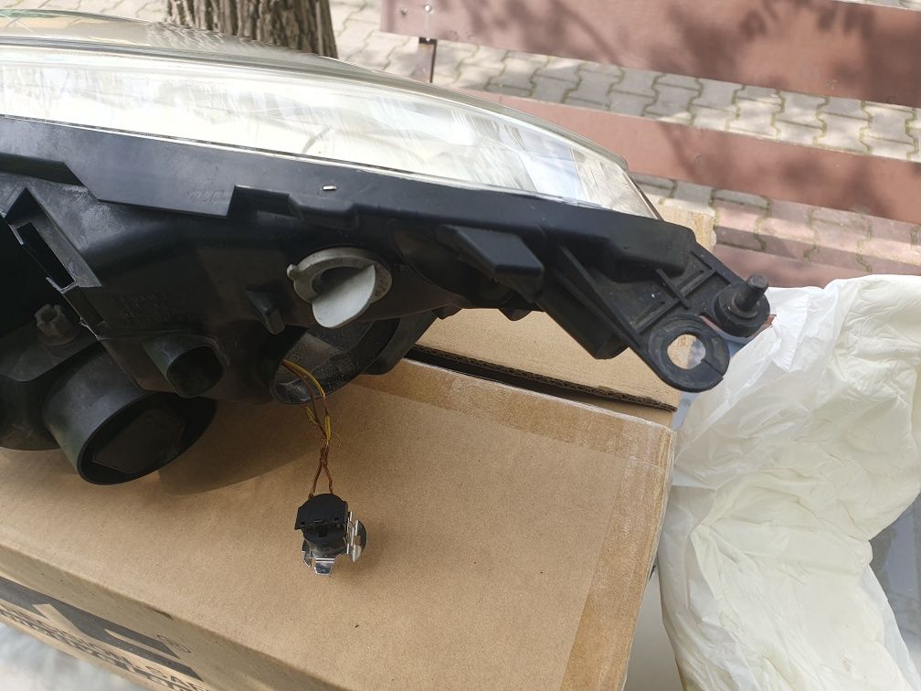 Citroen C4 picasso lampa przód prawa europa E1 Hella