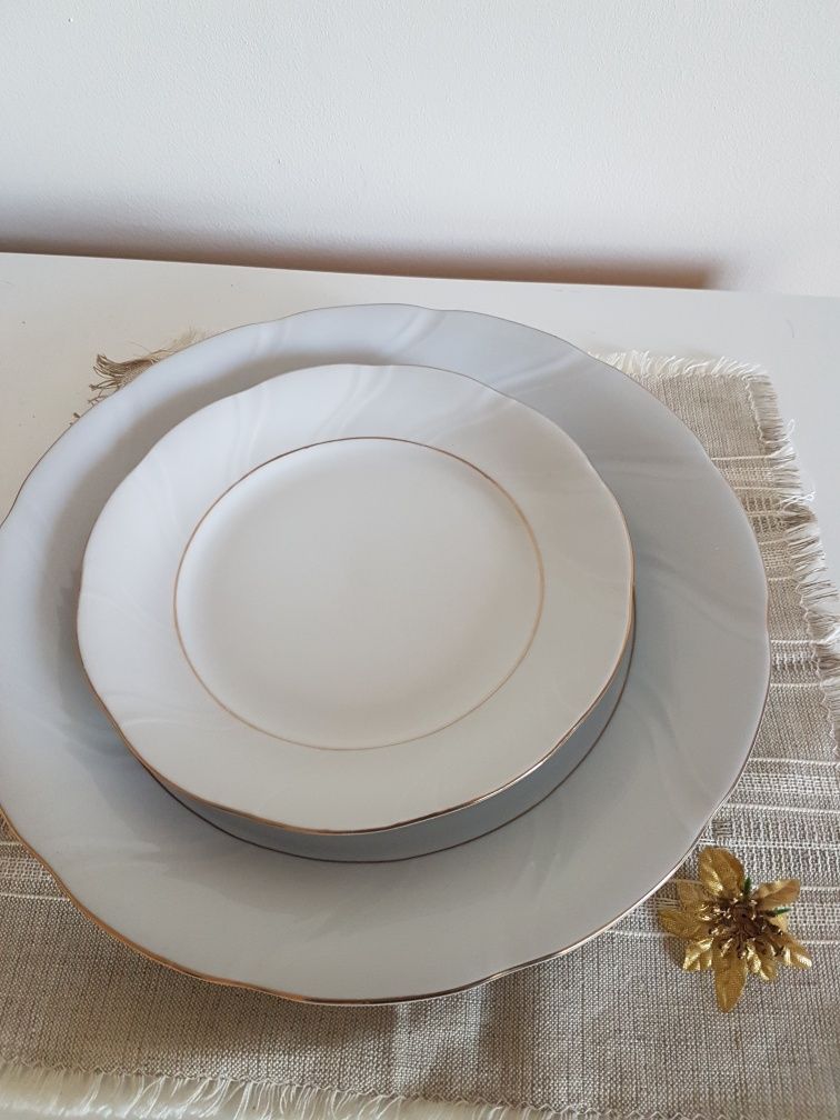 Komplet 12 talerzy deserowych i 2 duże, patery.Porcelana.Złote ranty