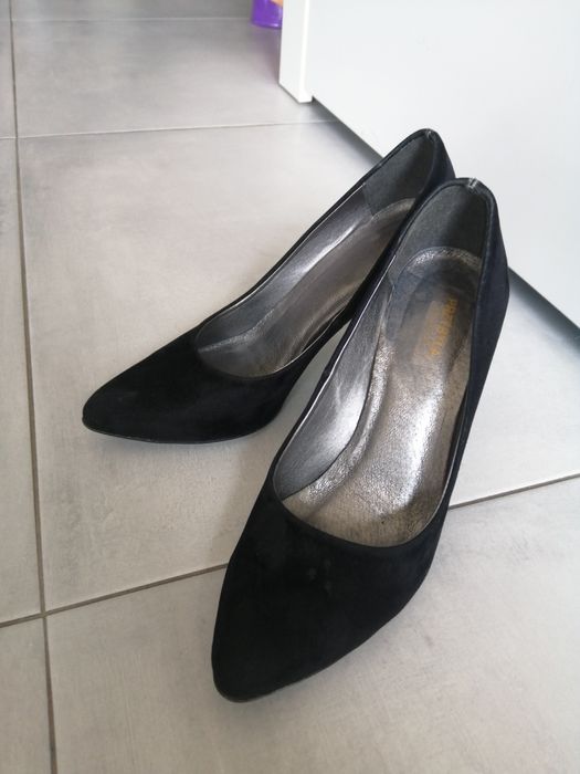 Czarne zamszowe szpilki  "Przybyła Wolsztyn" roz 39