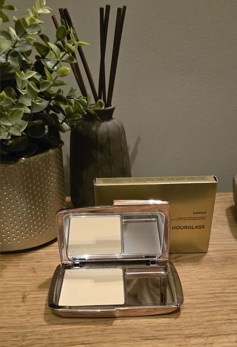 Hourglass Airbrush Pressed Powder - Puder w kompakcie