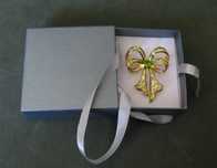 Alfinete / Broche / Pregadeira Laço Dourado c/ Pedras Verdes NOVO