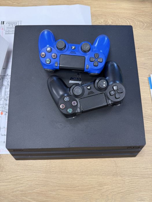 Playstation 4 + 2 pady