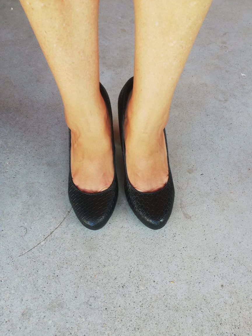 Sapatos de salto pretos