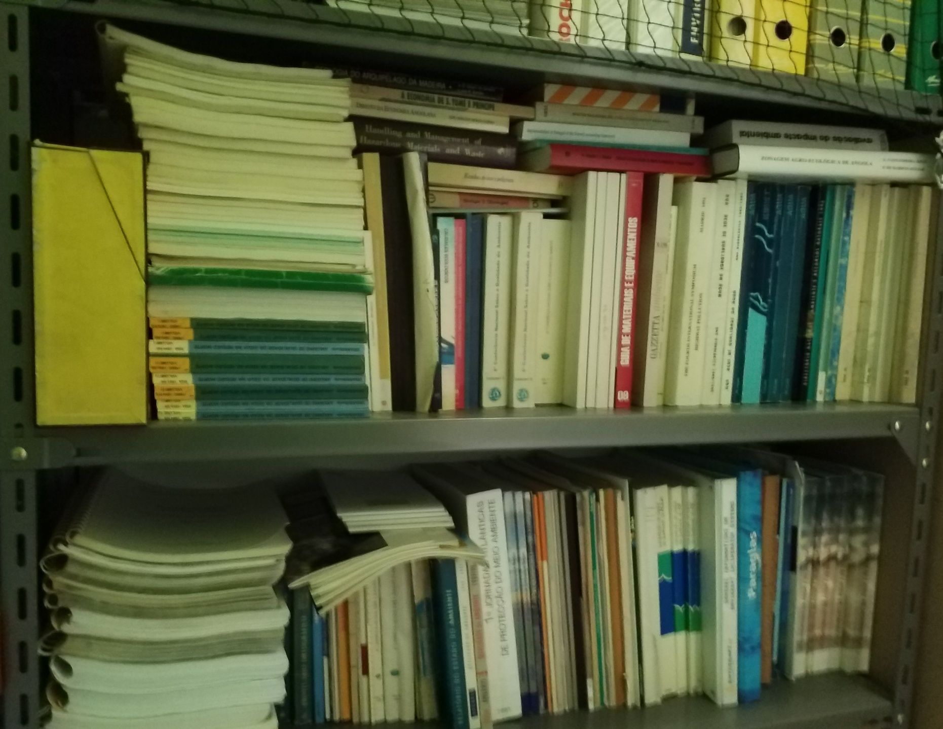 Lote de 270 livros (técnicos e outros), como novos, e a bom preço.