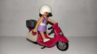 Playmobil figurka - dziewczyna na skuterze