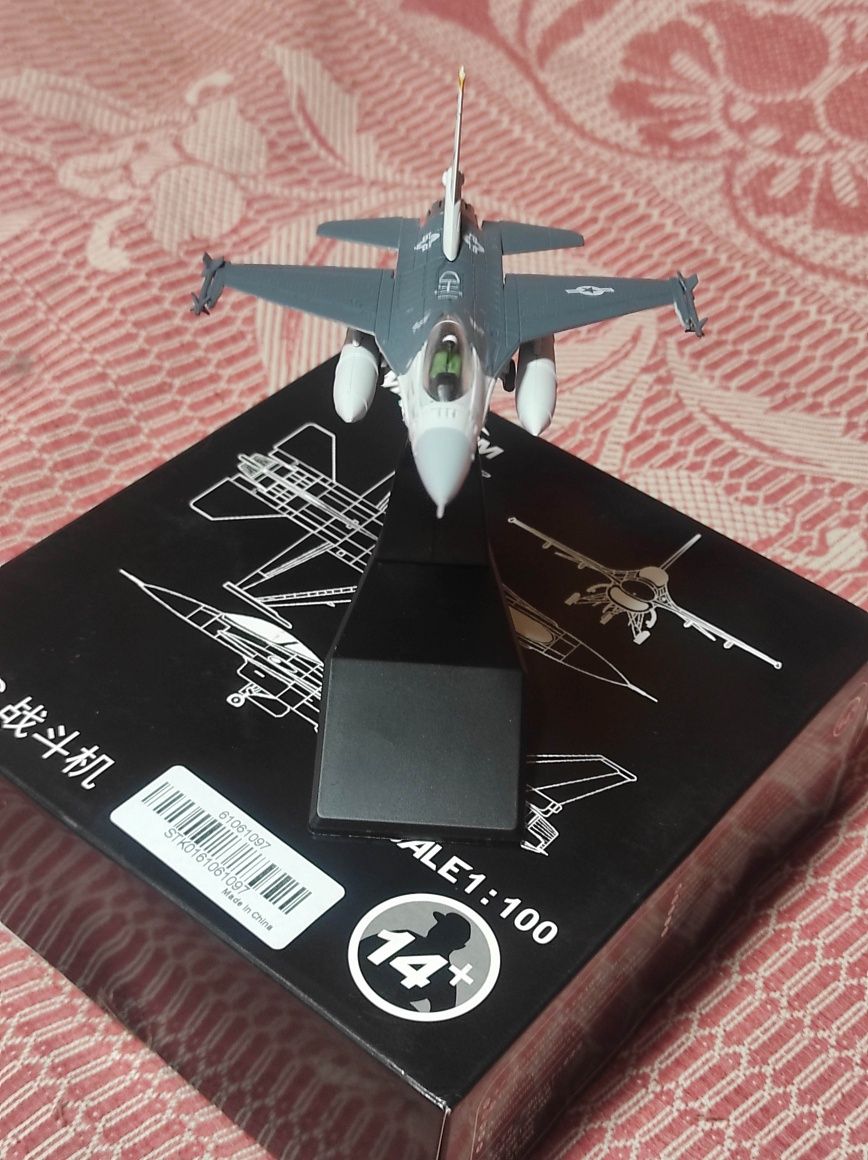 F 16 Falcon, Ф 16, модель самолёта, 1/100, НОВЫЙ