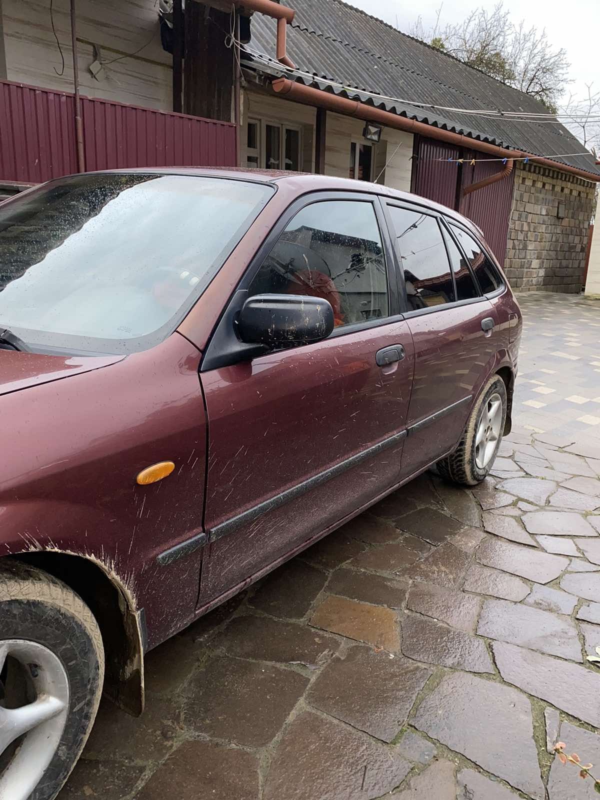 Mazda 323F 1998.