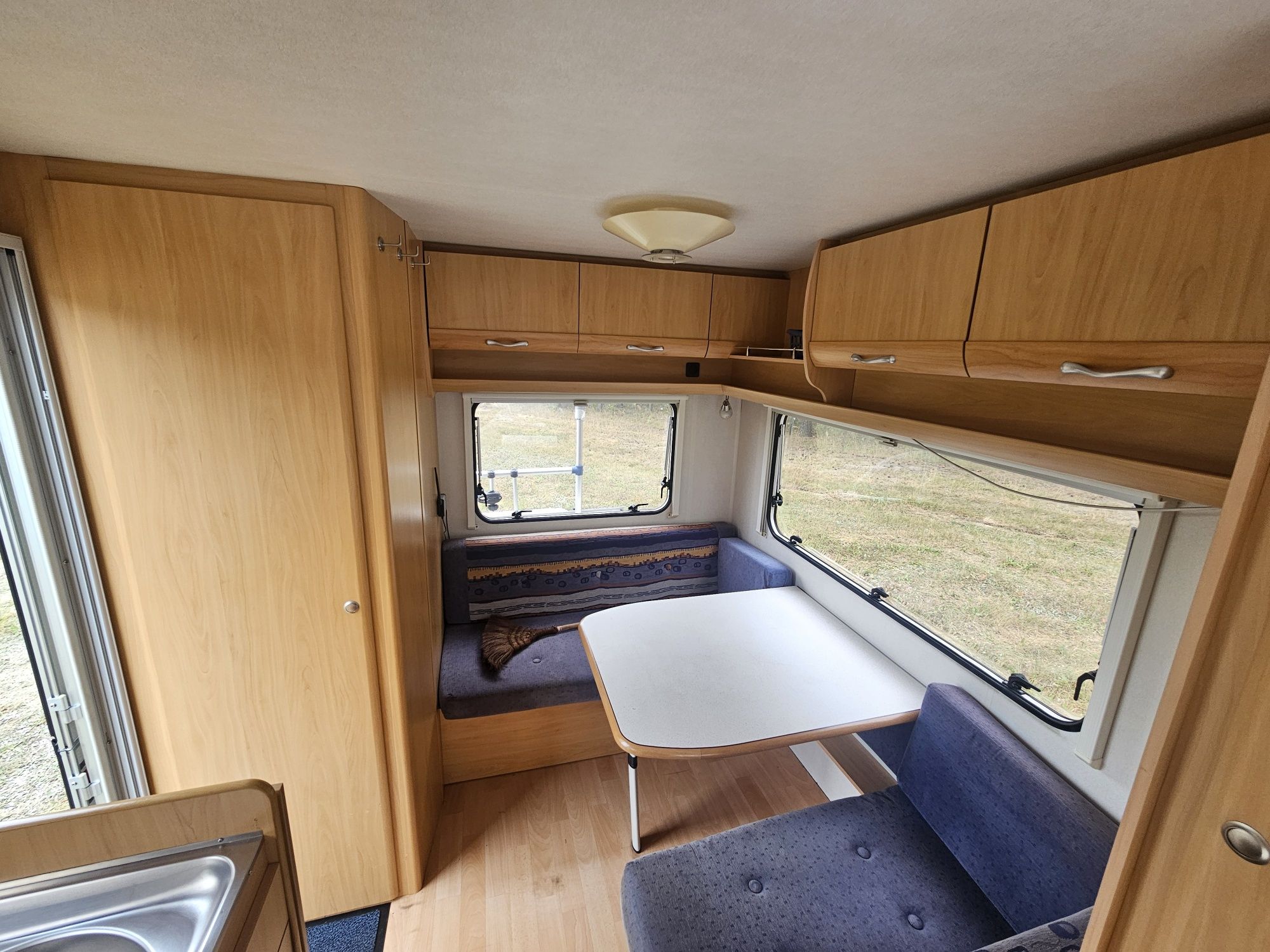 Przyczepa kempingowa Beyerland Sprinter 390 z przedsionkiem 1100Dmc