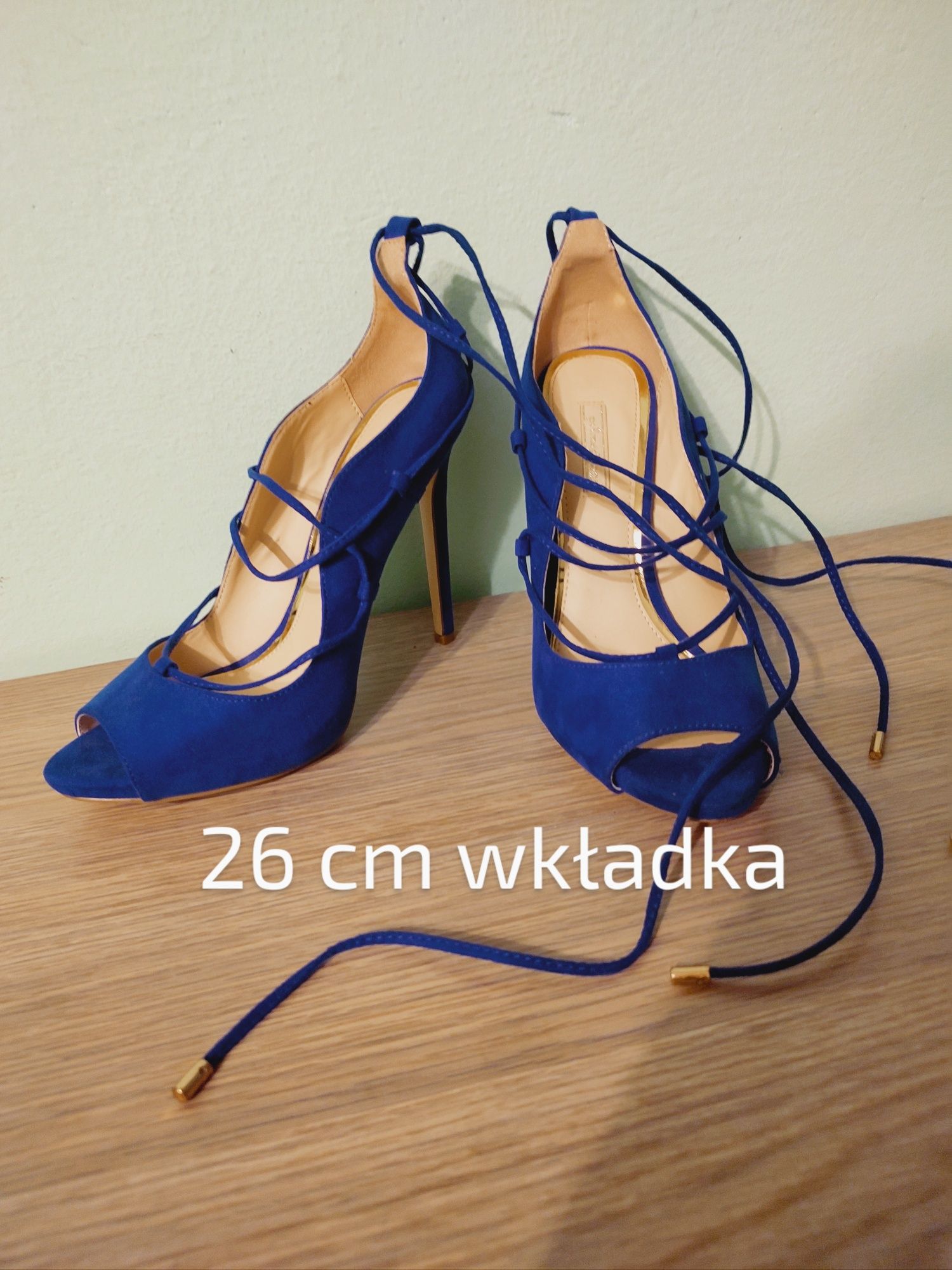 Wysokie szpilki wiązane typu rzymianki