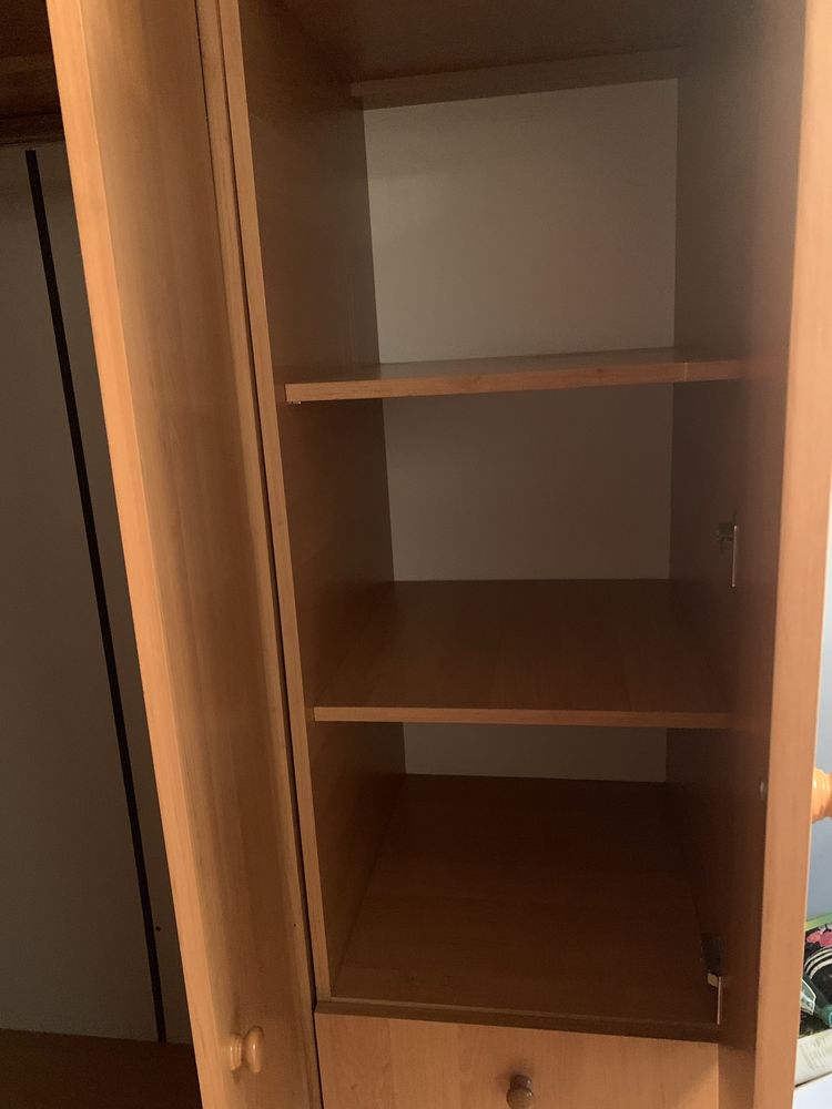Sprzedam bardzo pojemną narożną szafę