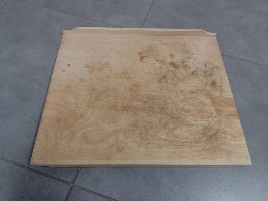 Sprzedam drewnianą stolnicę 60x51 cm.