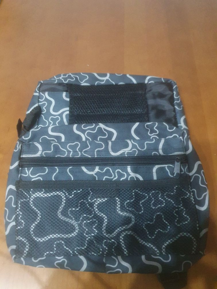 Mochila e casaco cães