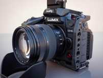 Conjunto Panasonic GH6 e objectiva 12-35 2.8 MkII c/ cage Smallrig