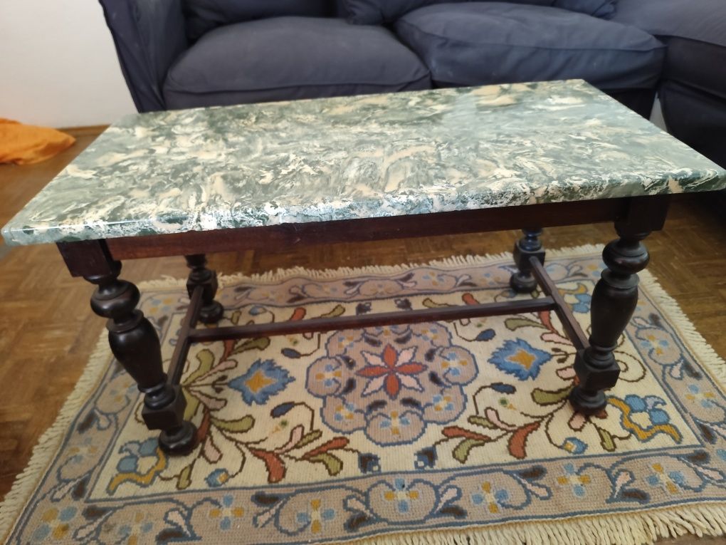 Mesa de centro com tampo de mármore