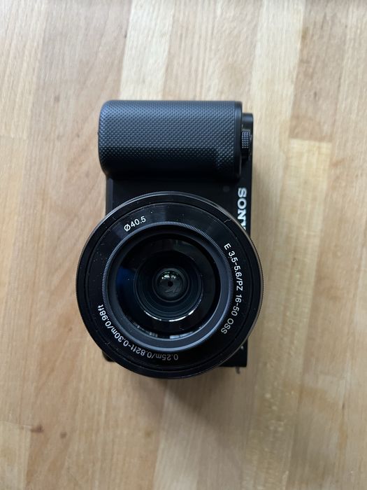 Duży zestaw vlog SONY ZV-E10LBD statyw, mikrofon, torba, klatka