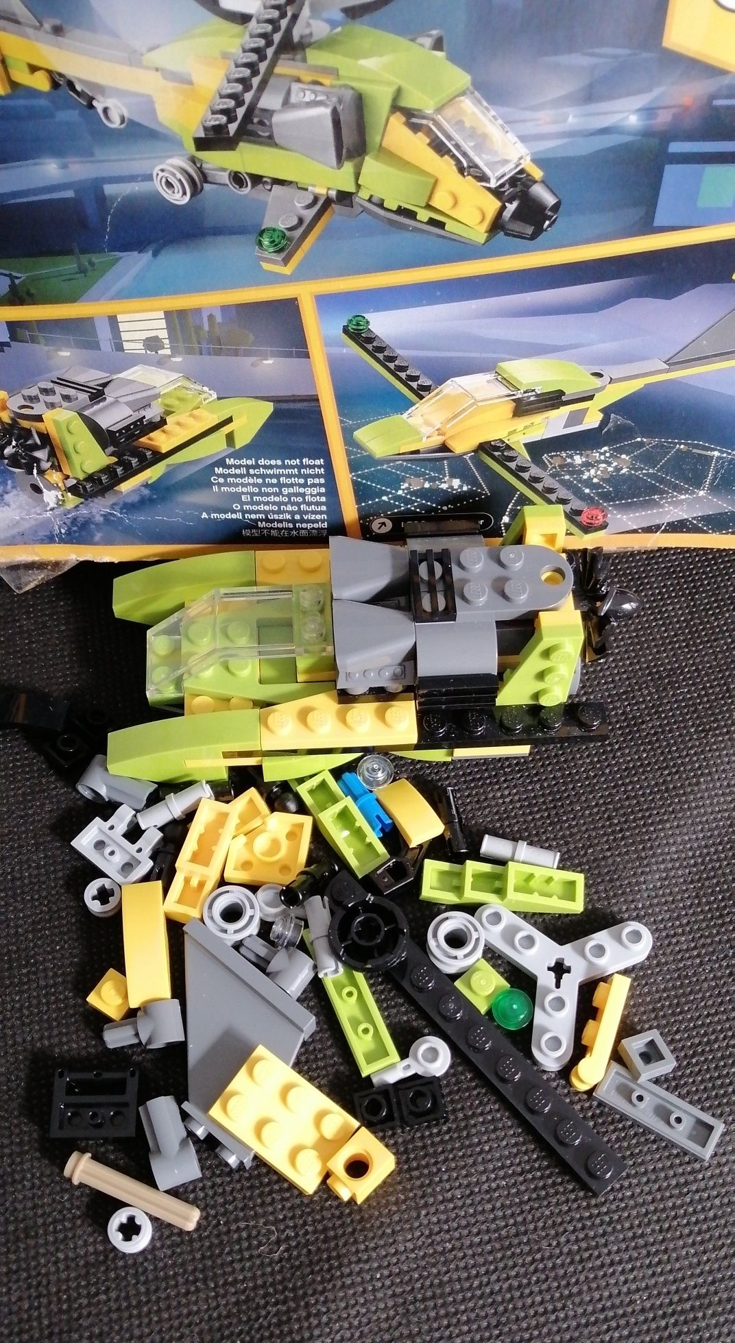 Lego CREATOR 31092

A caixa se encontra danificada conforme foto. 

-