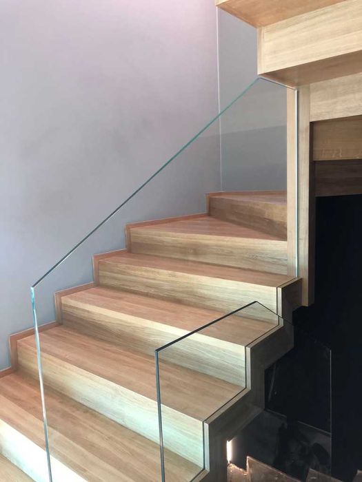 Schody dywanowe dębowe z balustradą szklaną Producent