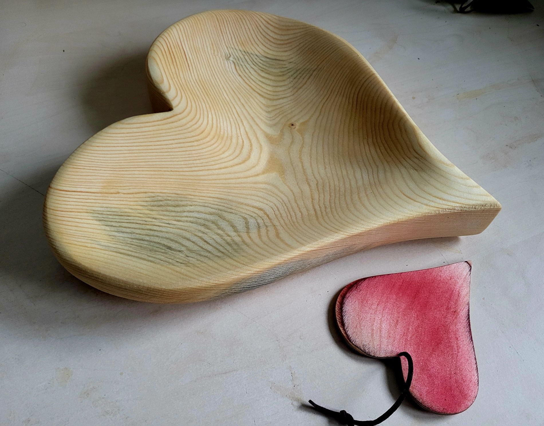 Tace drewniane serce na Walentynki Misa z grawerem od lokalnego stola