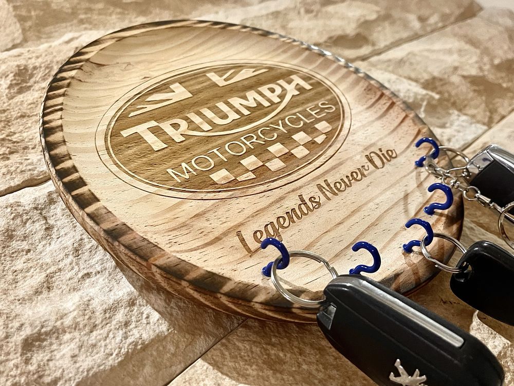 Chaveiro de parede em madeira Triumph