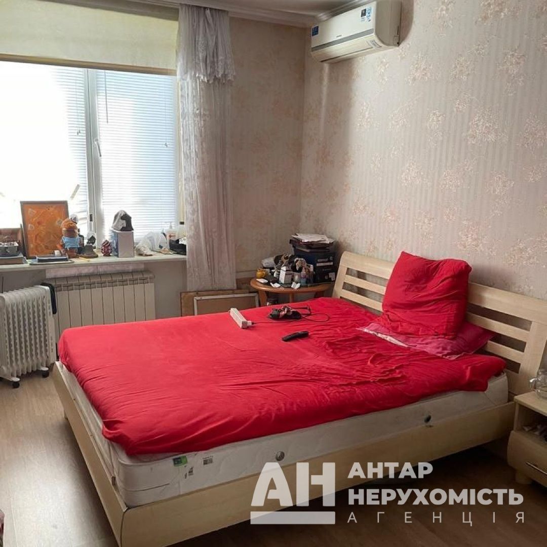 Продається 2-к квартира " сталінка"  (р-н “П’ять-П’ять” - Центр).