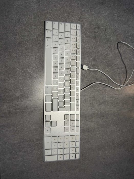 Apple Keyboard A1243 – przewodowa, z klawiaturą numeryczną