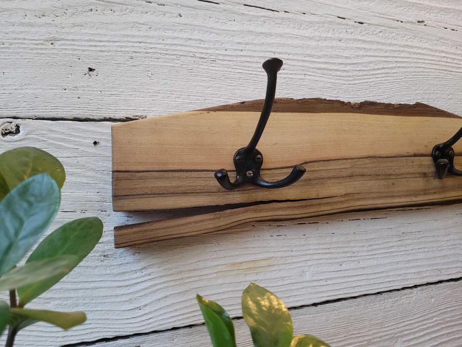 Wieszak z orzecha włoskiego na ubrania monolit handmade czarne haczyki