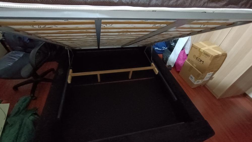 Cama e colchão com estrado elevatório