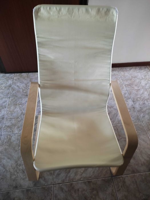 Cadeirão de cor branca