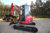 Minigiratória Máquina  rastos Yanmar VIO 50   (como nova )