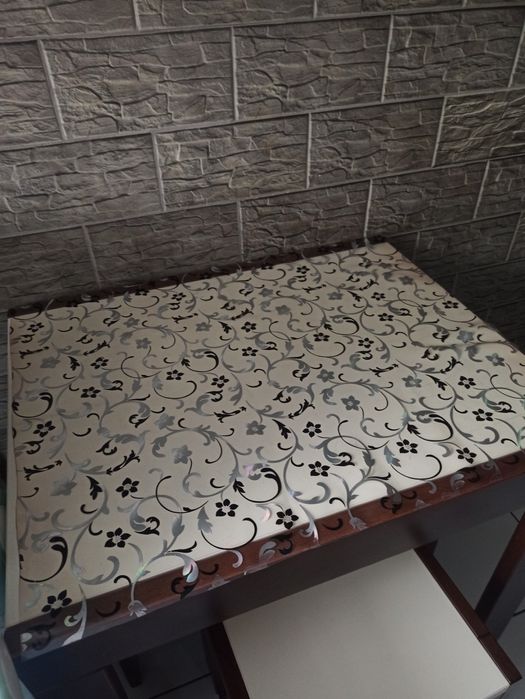 Розкладний  стіл з табуретками