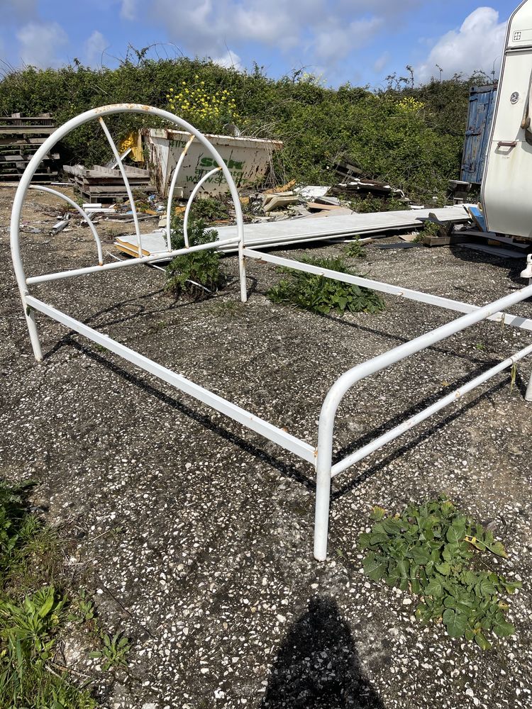 Cama em ferro branca