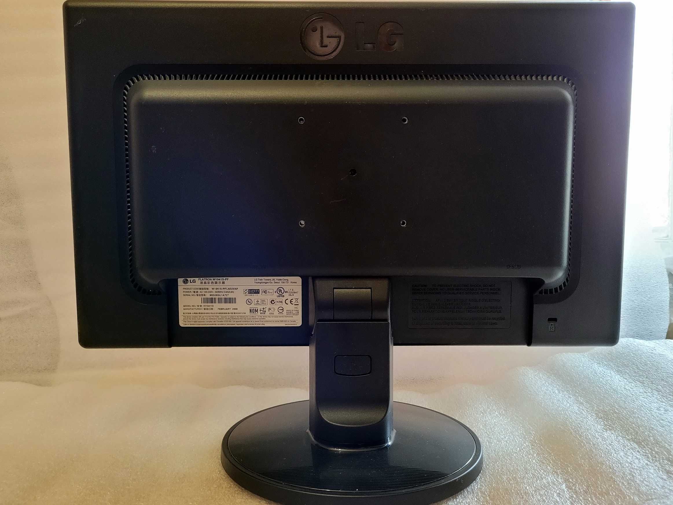 Монитор LG 1941S, б/у, матрица без дефектов, кабель VGA в комплекте.