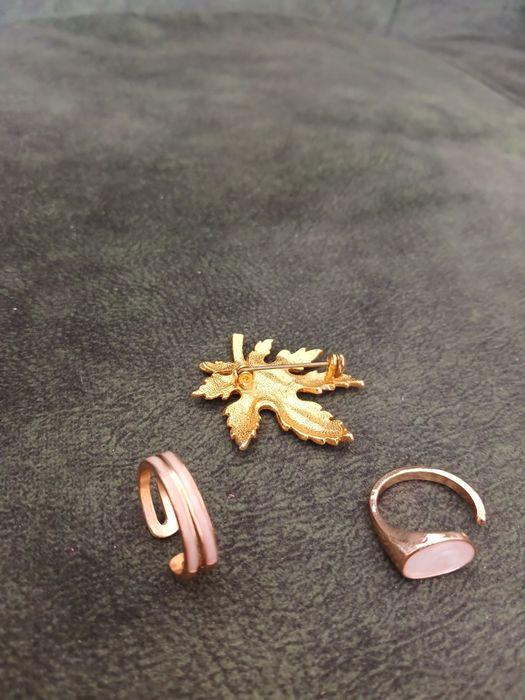 Продаётся бижутерия: кольца и  брошь