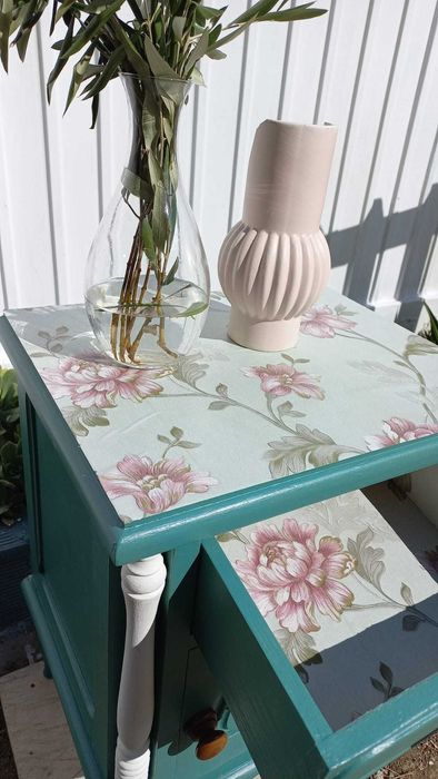 Mesa de cabeceira restaurada azul esverdeada com padrão floral
