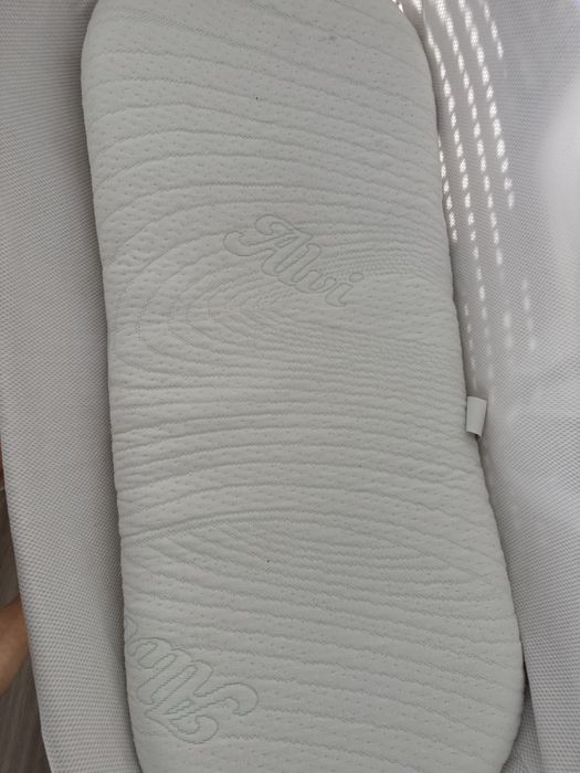 Alcofa de verga e suporte em madeira