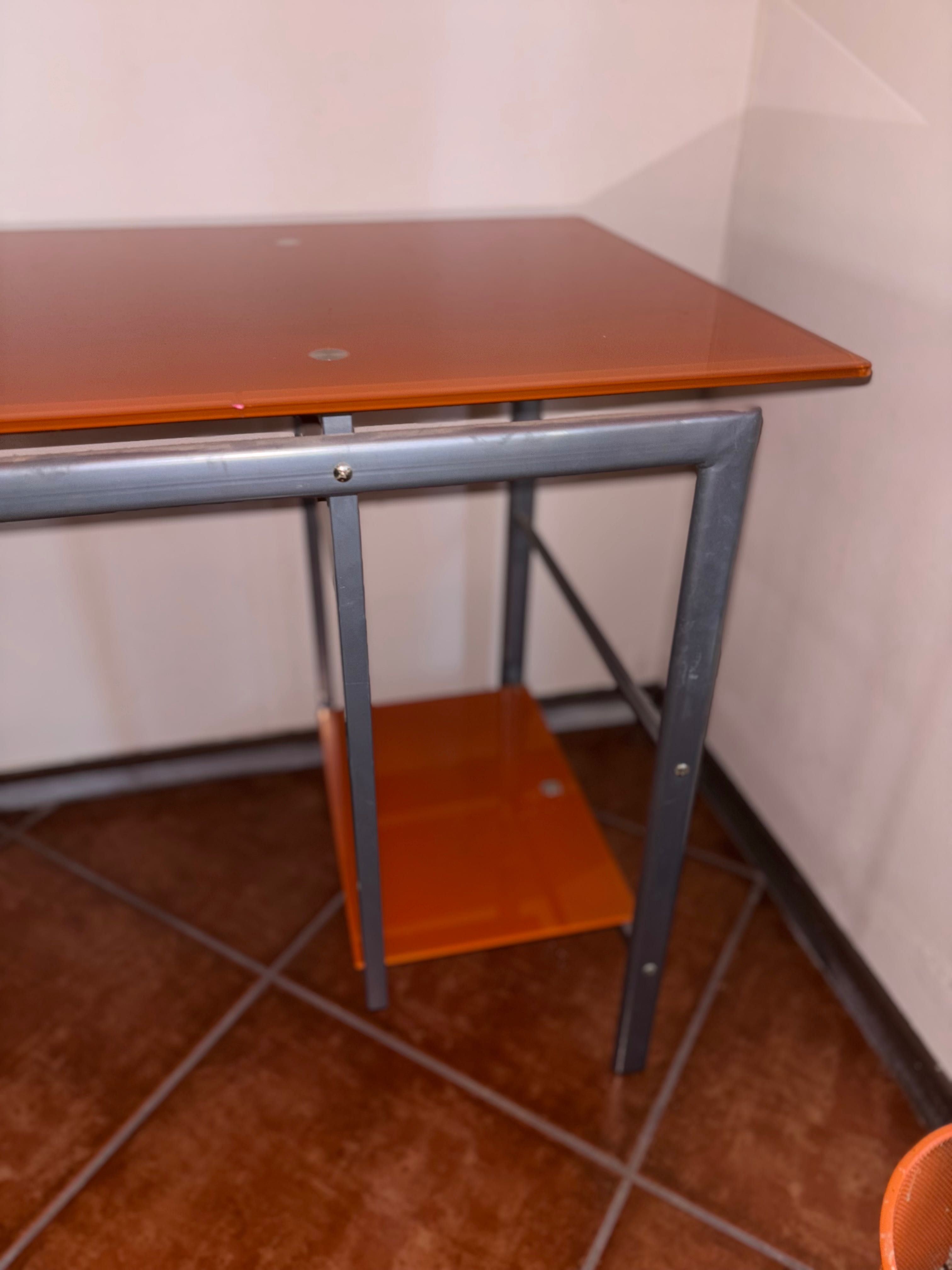 Secretaria em vidro com candeeiro