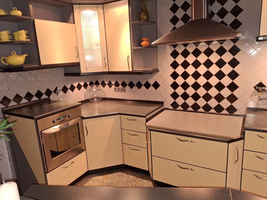 Meble kuchenne z okapem, piekarnikiem i zlewem